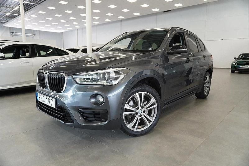 Grå (mineralgrå metallic) Begagnad 2016 BMW X1 Sport Line SUV | 199 000 kr (Marknadspris) - Bild 1/4