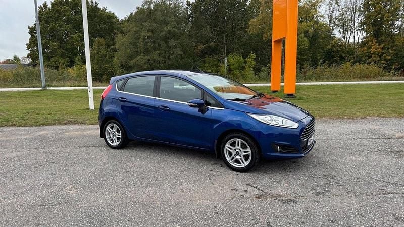 Blå Begagnad 2015 Ford Fiesta Titanium Halvkombi | 97 800 kr (Marknadspris) - Bild 1/4