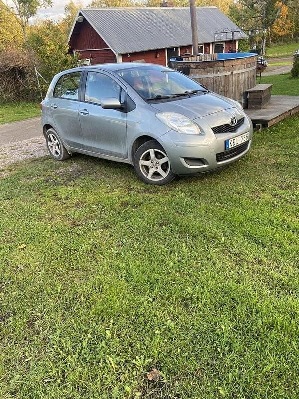 Grå Begagnad 2010 Toyota Yaris Halvkombi | 30 000 kr (Bra pris) - Bild 1/1