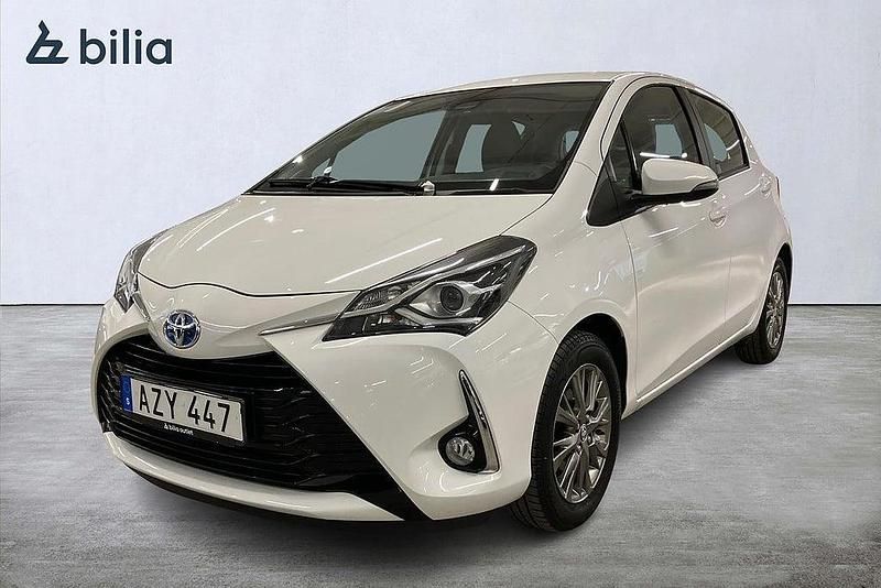 Vit Begagnad 2018 Toyota Yaris Hybrid Active Halvkombi | 144 900 kr (Bra pris) - Bild 1/4