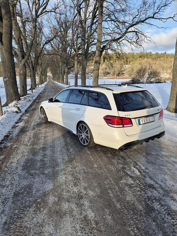 Begagnad Mercedes E63 AMG AMG 585 HK (430 kW) 2014 Designo cashmere white magno