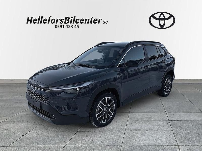 Silver Ny 2025 Toyota Corolla Cross Style SUV | 397 500 kr (Marknadspris) - Bild 1/4