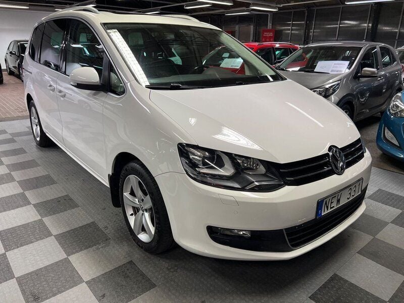 Vit Begagnad 2012 VW Sharan Minibuss | 139 000 kr (Marknadspris) - Bild 1/4