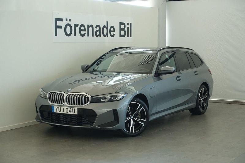 Grå Begagnad 2024 BMW 330e M Sport Kombi | 489 000 kr (Marknadspris) - Bild 1/4
