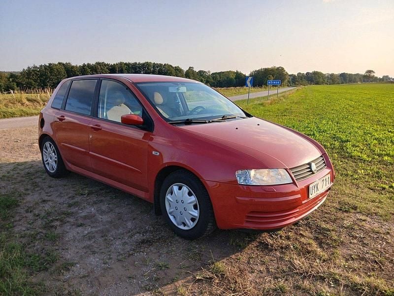 Röd Begagnad 2004 Fiat Stilo Halvkombi | 8 000 kr - Bild 1/4