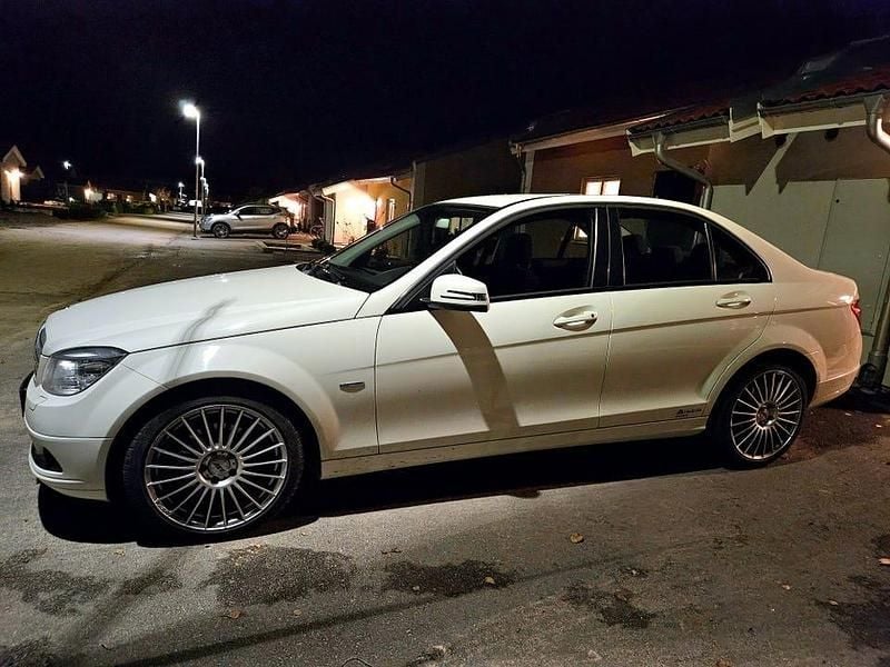 Begagnad 2010 Mercedes C180 Sedan | 100 000 kr (Marknadspris) - Bild 1/4