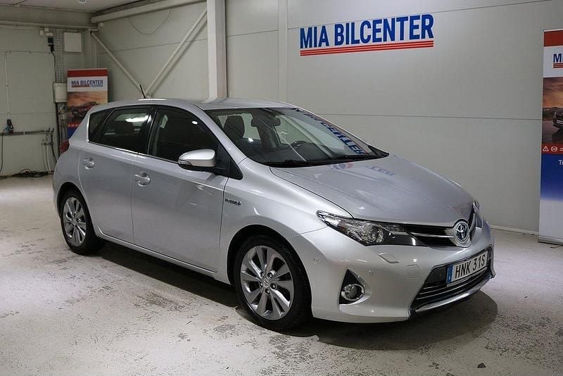 Silver Begagnad 2015 Toyota Auris Hybrid Halvkombi | 138 000 kr (Marknadspris) - Bild 1/3