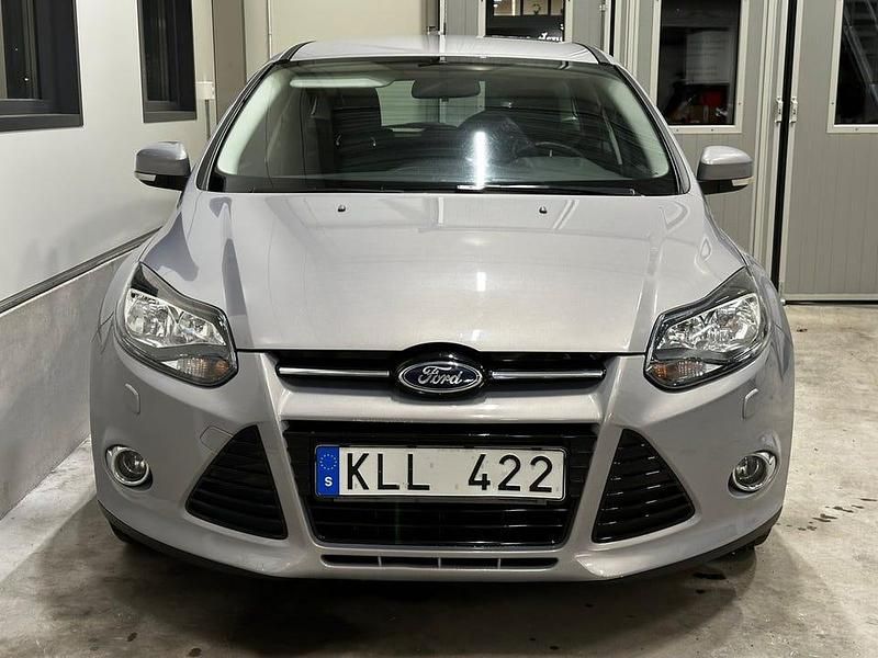 Begagnad Ford Focus Titanium 125 HK (91 kW) 2012 Grå Kombi