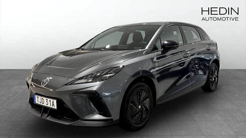 Grå (grey) Begagnad 2023 MG MG4 EV Halvkombi | 249 900 kr (Marknadspris) - Bild 1/4
