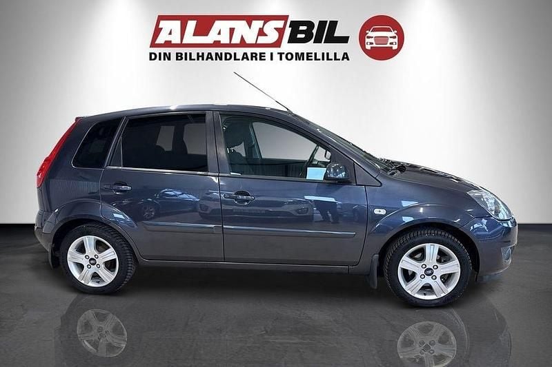 Begagnad Ford Fiesta 80 HK (58 kW) 2007 Grå Halvkombi