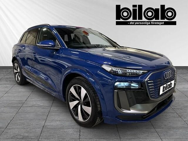 Ascariblå metallic Begagnad 2024 Audi Q6 e-tron SUV | 779 000 kr (Marknadspris) - Bild 1/4