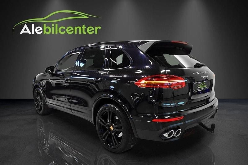 Svart Begagnad 2015 Porsche Cayenne S SUV | 334 900 kr (Marknadspris) - Bild 1/4