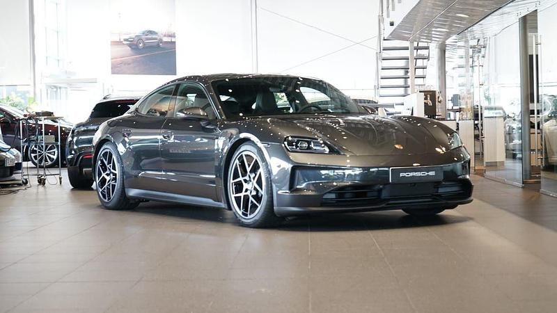 Grå Begagnad 2024 Porsche Taycan Performance Package Sedan | 1 029 000 kr - Bild 1/4