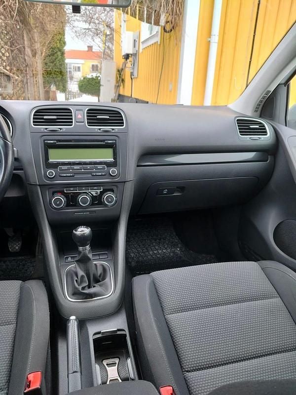 Begagnad VW Golf VI 102 HK (75 kW) 2011 Halvkombi