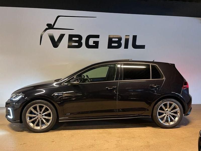 Begagnad VW Golf VII GTE 204 HK (150 kW) 2018 Svart Halvkombi