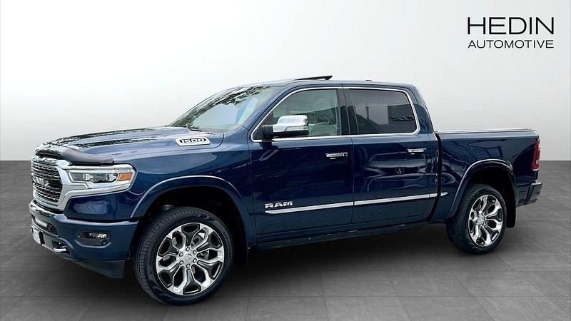 Mörkblå (blue) Begagnad 2023 RAM 1500 Pickup | 873 750 kr (Dyr) - Bild 1/4