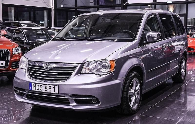 Grå Begagnad 2014 Lancia Voyager Gold Minibuss | 109 900 kr (Bra pris) - Bild 1/4