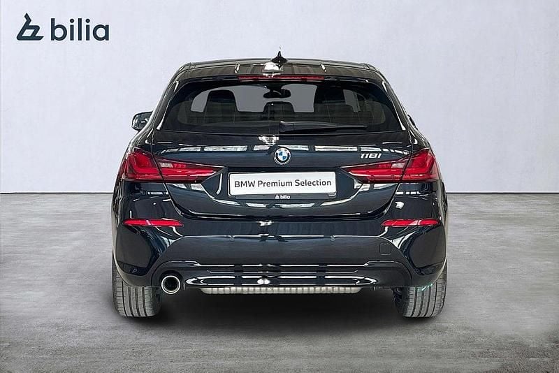 Begagnad BMW 118 Shadowline 2023 Svart Halvkombi