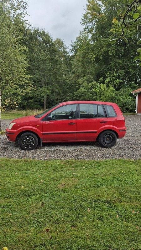 Röd Begagnad 2003 Ford Fusion Halvkombi | 12 000 kr (Marknadspris) - Bild 1/4
