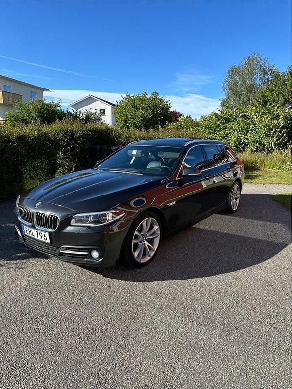 Grå Begagnad 2015 BMW 530 Kombi | 190 000 kr (Marknadspris) - Bild 1/4