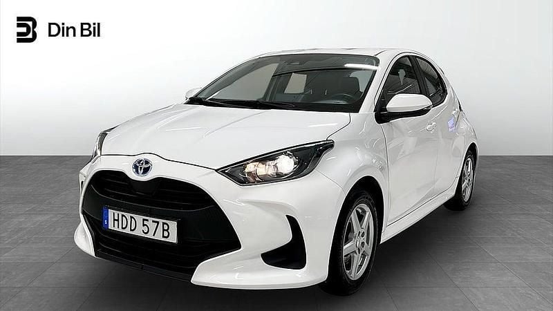 Vit Begagnad 2023 Toyota Yaris Hybrid Active Halvkombi | 199 900 kr (Bra pris) - Bild 1/4