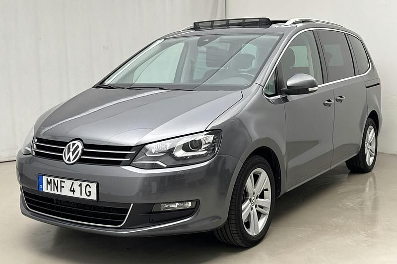 Mörkgrå Begagnad 2019 VW Sharan Minibuss | 243 000 kr (Marknadspris) - Bild 1/4