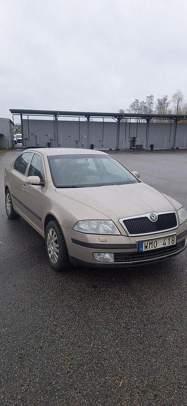 Brun Begagnad 2005 Skoda Octavia Halvkombi | 23 000 kr (Marknadspris) - Bild 1/4