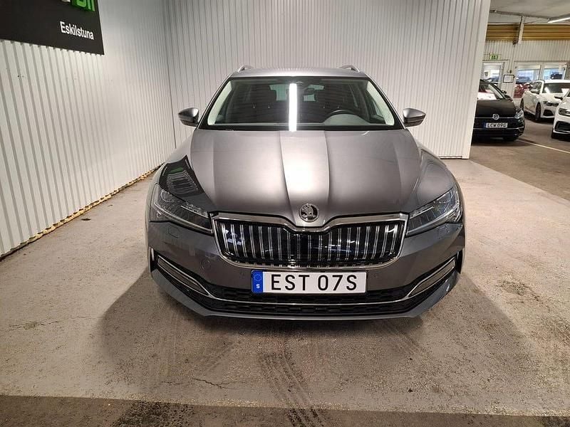 Begagnad Skoda Superb Business Line 218 HK (160 kW) 2023 Grå Kombi