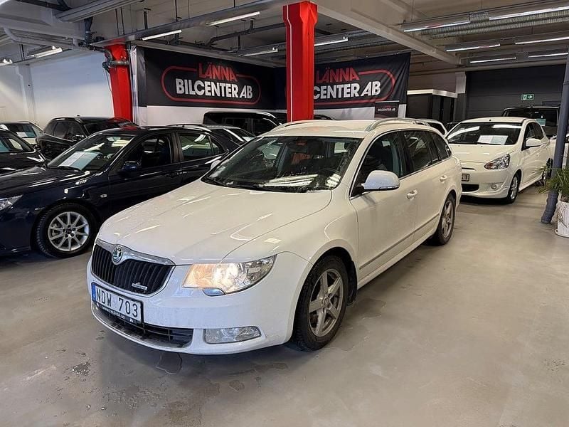 Begagnad Skoda Superb Ambition 105 HK (77 kW) 2012 Vit Kombi