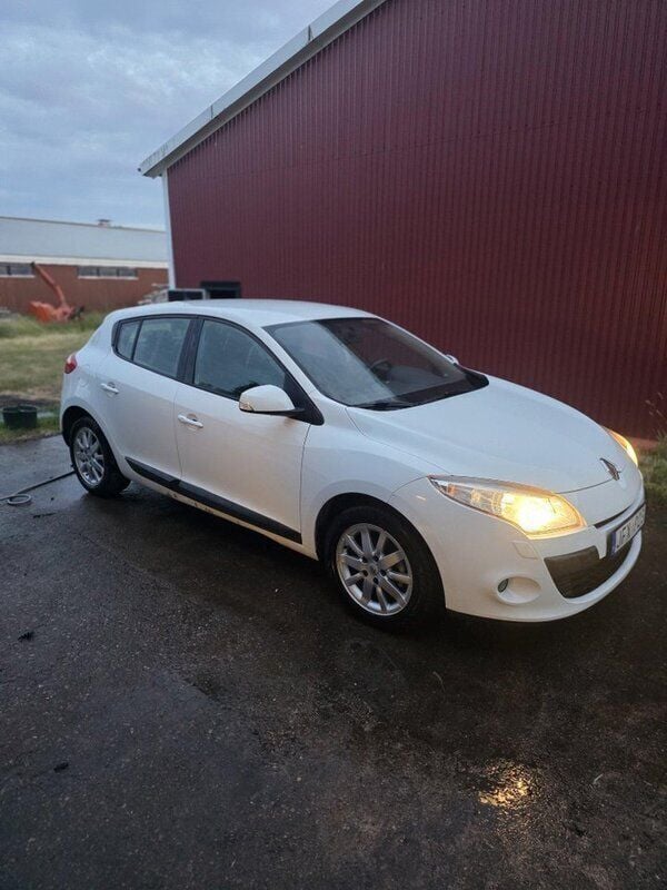 Vit Begagnad 2010 Renault Mégane III Halvkombi | 41 000 kr (Dyr) - Bild 1/4