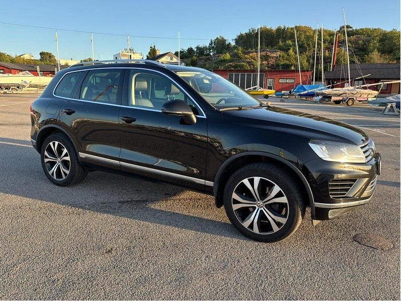 Svart Begagnad 2018 VW Touareg SUV | 239 000 kr - Bild 1/4