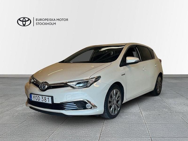 Vit Begagnad 2017 Toyota Auris Hybrid Executive Halvkombi | 169 900 kr (Marknadspris) - Bild 1/3