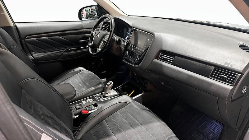 Begagnad Mitsubishi Outlander P-HEV Edition 163 HK (119 kW) 2017 Kombi