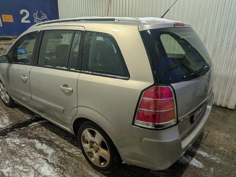Begagnad Opel Zafira 140 HK (102 kW) 2006 Beige/grå Minibuss