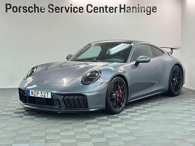 Grå (vanadium grey metallic) Begagnad 2025 Porsche 911 Carrera 4 GTS Sportkupé | 2 095 000 kr - Bild 1/4