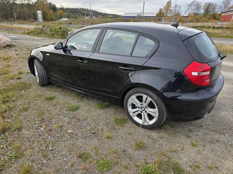 Svart Begagnad 2007 BMW 116 Advantage Halvkombi | 32 000 kr (Marknadspris) - Bild 1/4