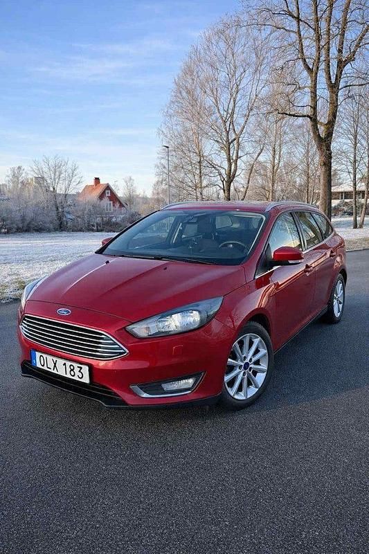 Röd Begagnad 2017 Ford Focus Titanium Kombi | 70 000 kr (Lite dyr) - Bild 1/4