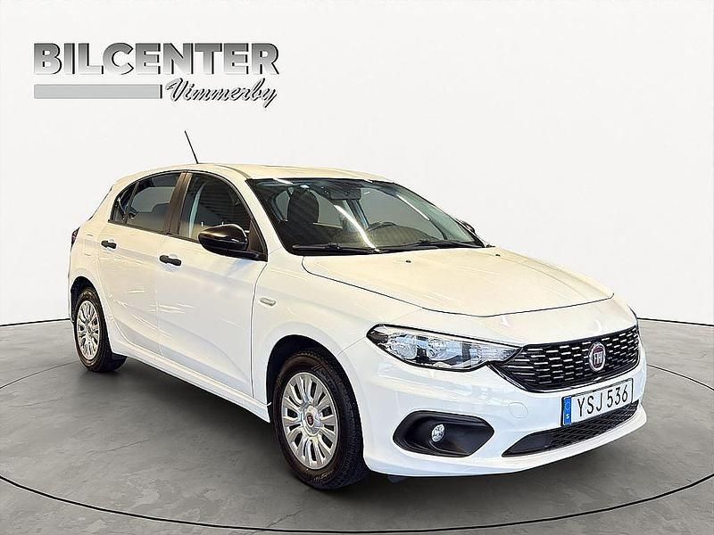 Vit Begagnad 2017 Fiat Tipo Halvkombi | 77 500 kr (Bra pris) - Bild 1/4