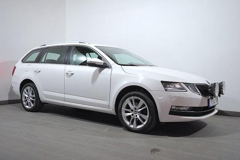 Begagnad Skoda Octavia Style 150 HK (110 kW) 2018 Vit Kombi