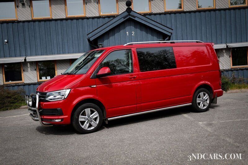 Röd Begagnad 2017 VW T6 Van | 219 900 kr - Bild 1/4