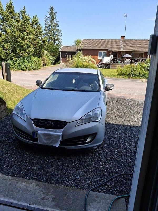 Silver Begagnad 2011 Hyundai Genesis Sportkupé | 99 000 kr - Bild 1/4