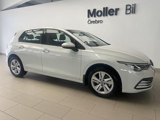 Vit (pure white) Begagnad 2022 VW Golf VIII Life Kombi | 239 900 kr (Bra pris) - Bild 1/4