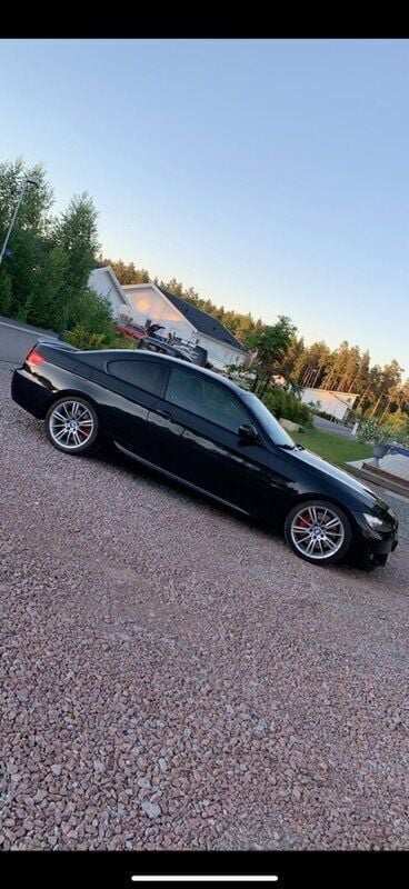Svart Begagnad 2010 BMW 335 M Sport Sportkupé | 250 000 kr (Dyr) - Bild 1/4