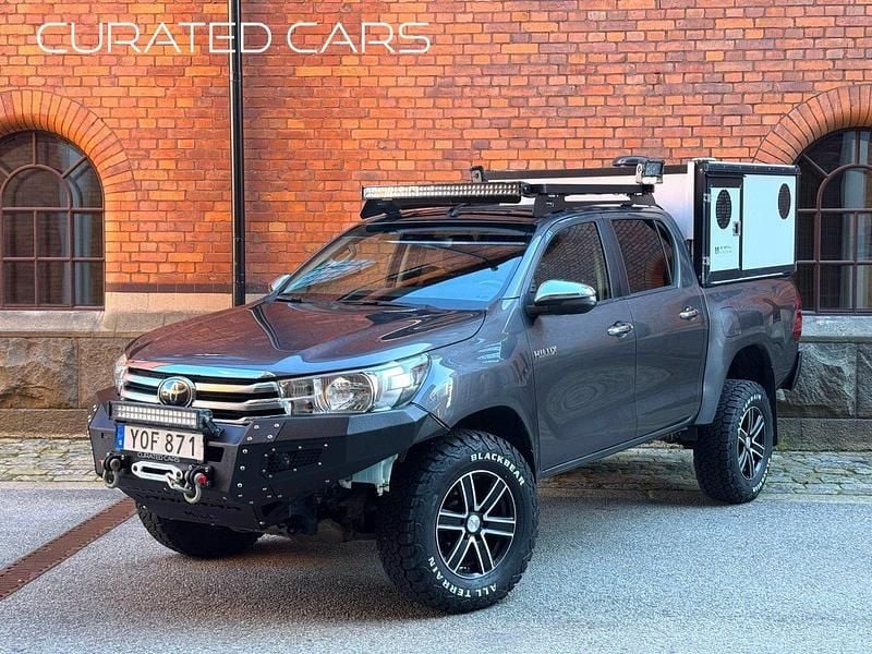 Mörkgrå (grå) Begagnad 2018 Toyota HiLux Pickup | 299 900 kr (Dyr) - Bild 1/4