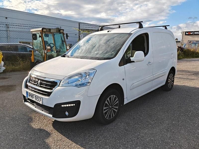 Vit Begagnad 2017 Peugeot Partner Minibuss | 99 900 kr (Bra pris) - Bild 1/2
