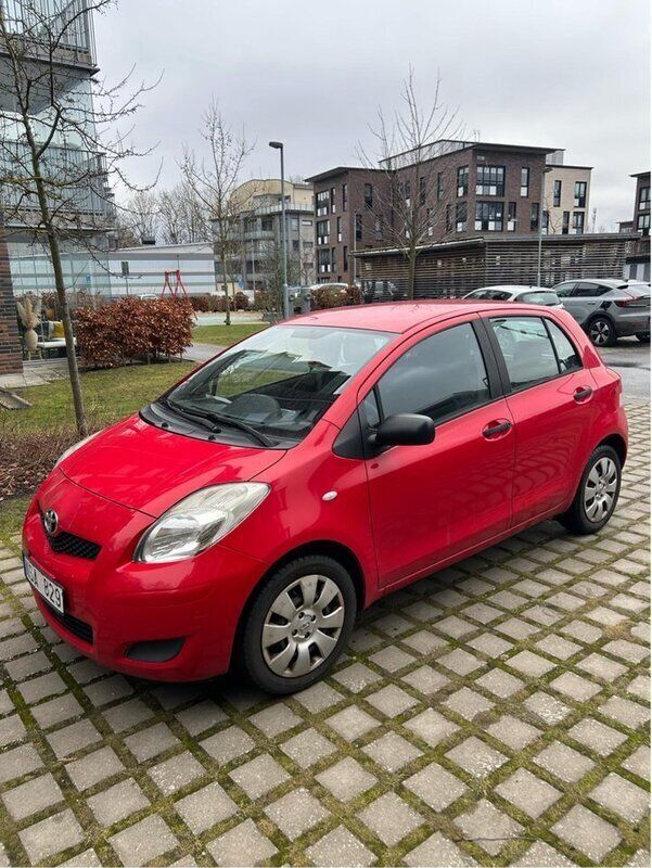 Röd Begagnad 2010 Toyota Yaris Halvkombi | 49 000 kr (Marknadspris) - Bild 1/3
