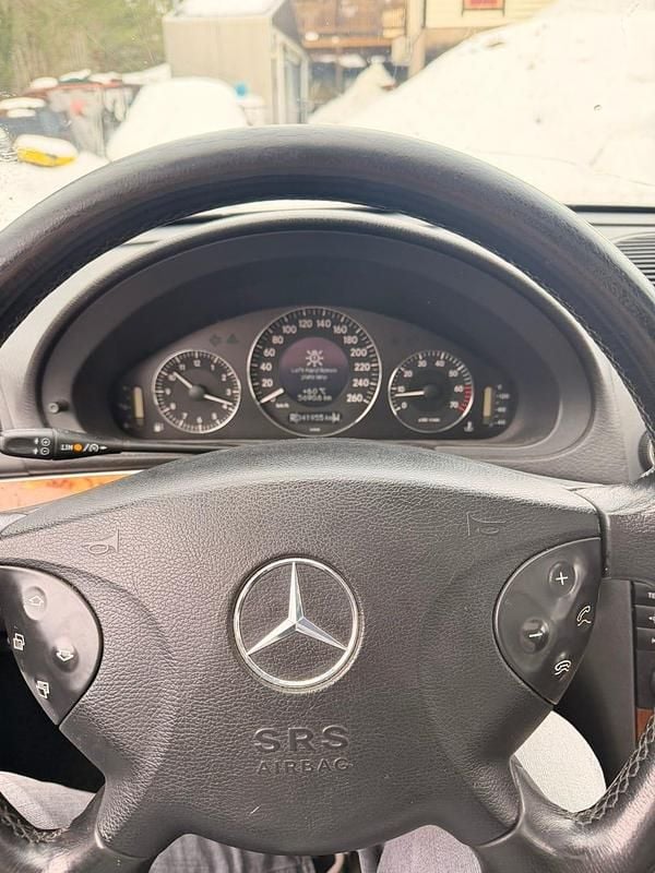 Begagnad Mercedes E240 177 HK (130 kW) 2003 Grå/silver metallic