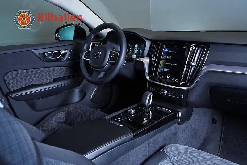 Begagnad Volvo V60 Core 253 HK (186 kW) 2021 Svart Kombi