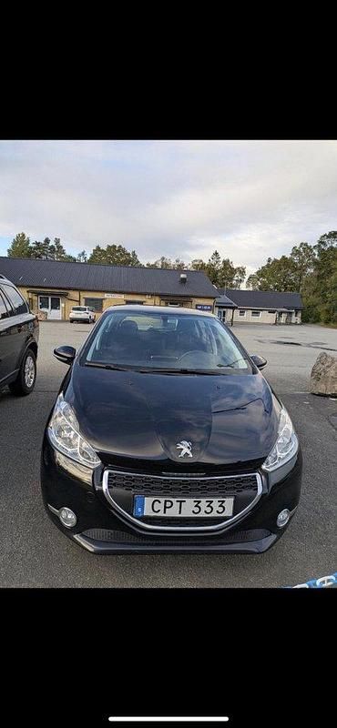 Svart Begagnad 2015 Peugeot 208 Halvkombi | 74 000 kr (Marknadspris) - Bild 1/3