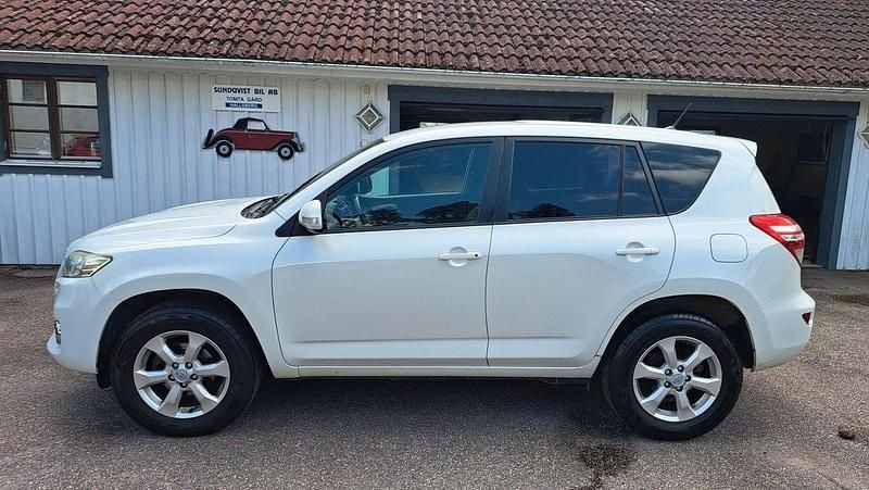 Vit Begagnad 2011 Toyota RAV4 SUV | 108 000 kr (Marknadspris) - Bild 1/4